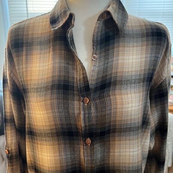 Gloria Vanderbilt plaid button down shirt - Picture 7 of 10